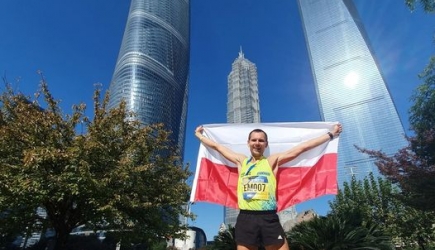 Piotr Łobodziński - wygrywa bieg finałowy Towerrunning Tour w Szanghaju