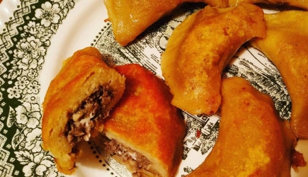 Pierogi bezglutenowe wegańskie z pieczarkami, tofu wędzonym i cebulą