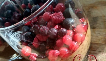 Kawowy pudding z tapioki z owocami